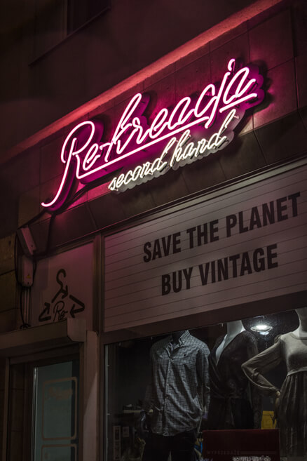 ricreazione-secondhand-secondhand-neon-vetro-illuminato-sopraelevazione-neon-sopra-ingresso-neon-sopra-piastrelle-neon-sopra-retro-neon-pubblicità-neon-insegne-scream-